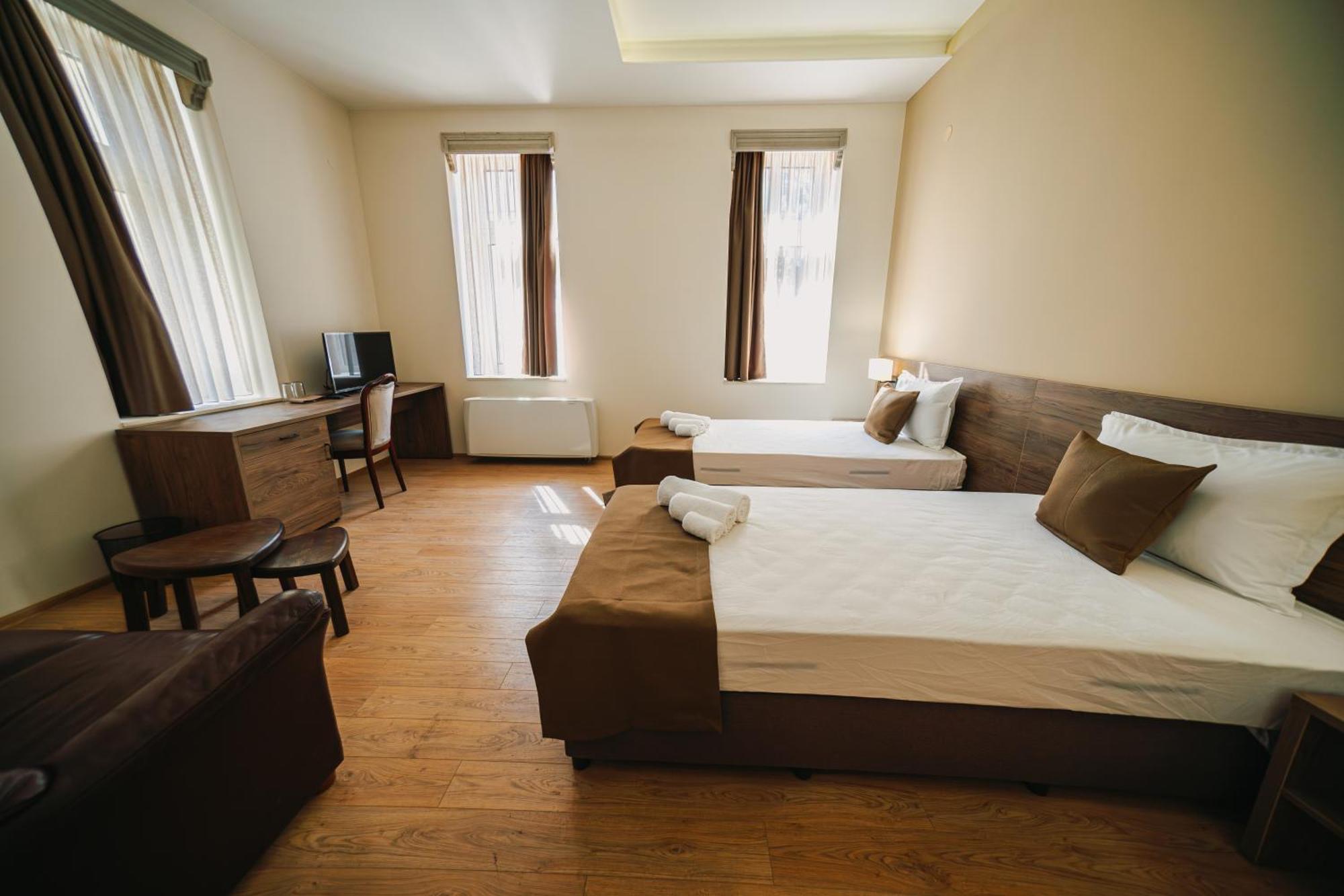Хотел Театъръ Hotel Pleven Exterior photo