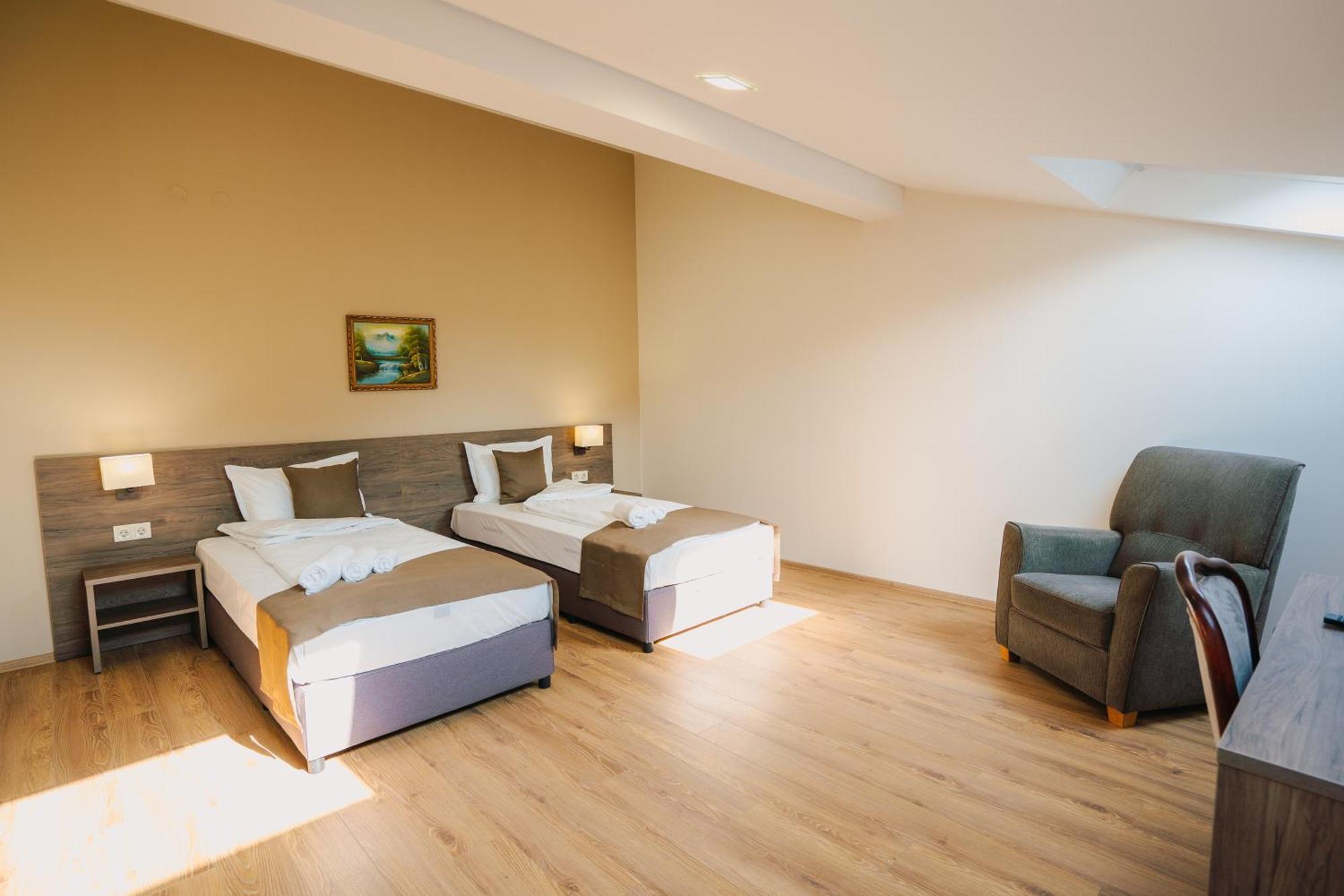 Хотел Театъръ Hotel Pleven Exterior photo